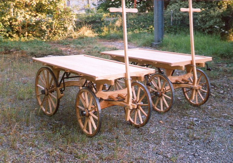 Traditioneller Handwagen mit Holzspeichen-Rädern