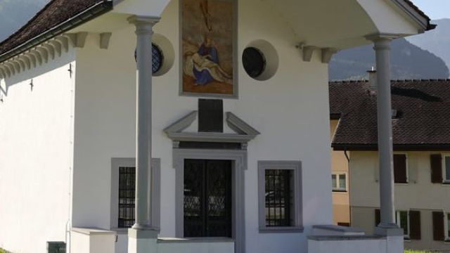 ... unterstützen das Dach der Crivelli-Kapelle Schattdorf