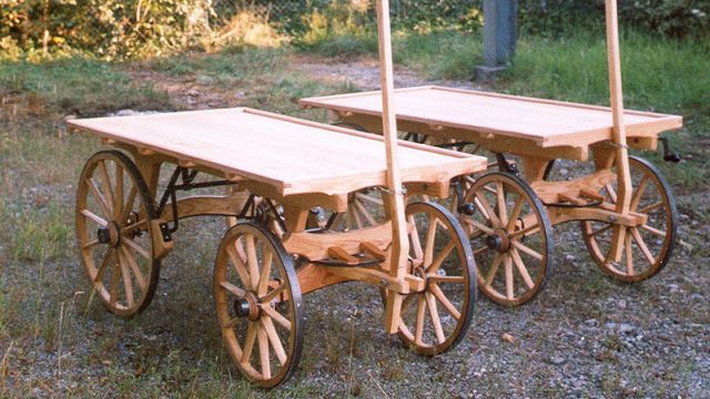Traditioneller Handwagen mit Holzspeichen-Rädern